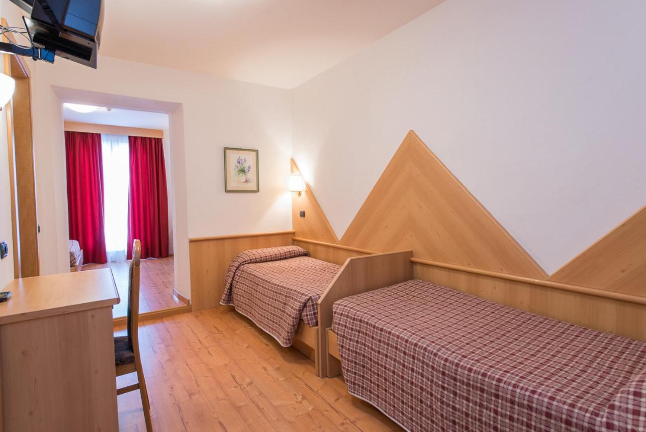 Hotel Italia Castello-Molina di Fiemme Bagian luar foto